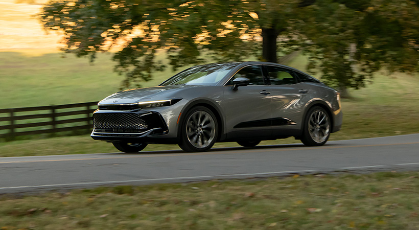 El Toyota Crown 2023 es en toda regla un sedán. Foto: Toyota