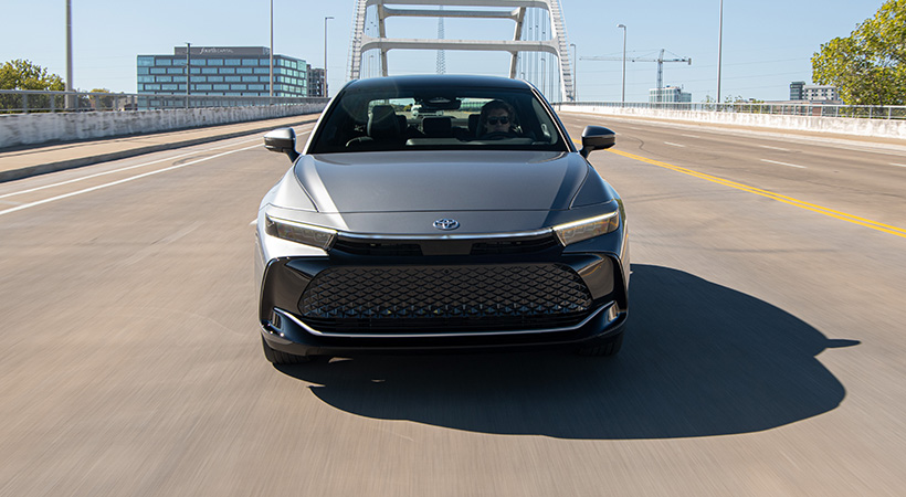 Como estándar, el modelo incorpora luces principales Bi-LED Projector con luces DRL y luces LED para direccionales y luz de freno. Foto: Toyota