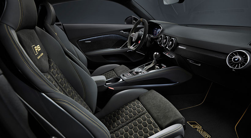 En el interior destacan las costuras amarillas y la placa numerada en la palanca. Foto: Audi