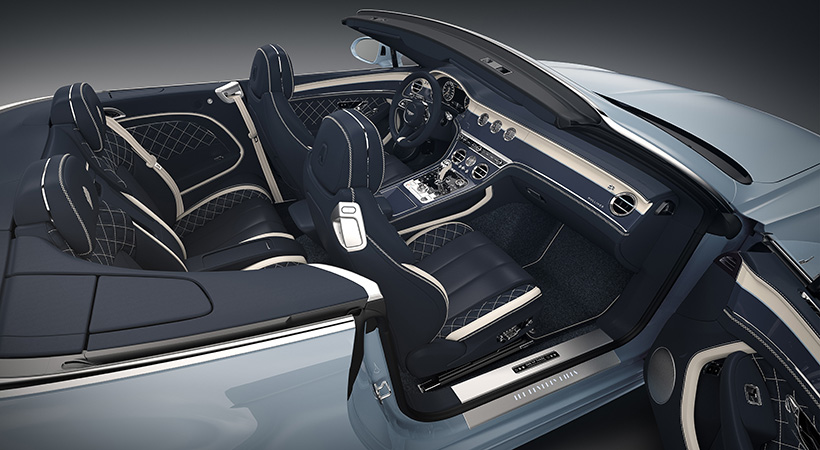 En el caso del Bentley Continental GT Speed Convertible de color azul, para el interior encontramos una elegante combinación de tonos azul marino y beige. Foto: Bentley