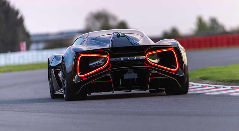 Para lograr un acabado retro sin igual, la marca equipó al Lotus Evija Fittipaldi con una carrocería completamente cubierta en color negro. Foto Lotus