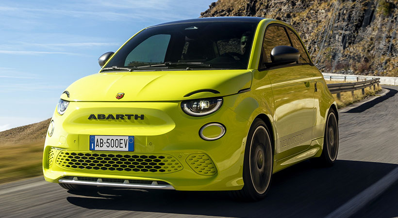 El Abarth 500e es un hot-hatch eléctrico que llega con una estética clásica modernizada que resalta el espíritu deportivo del auto. Foto: Fiat 