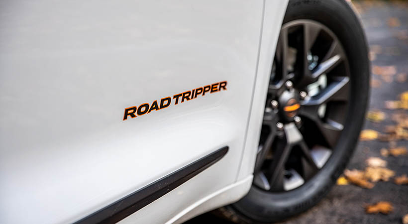 Cuenta con insignias específicas en el exterior. Foto: Chrysler