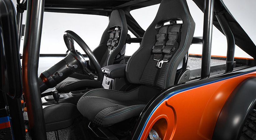 El interior cuenta con asientos de cubo y una jaula antivuelco completa. Foto: Jeep