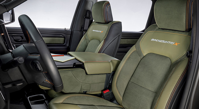 Los asientos lucen emblemas bordados. Foto: RAM