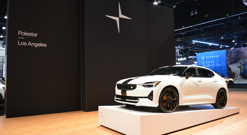 Un Polestar 2 sentado arriba de una plataforma en el Auto Show de Los Ángeles 2022. Foto: Xiomara Villarreal-Gerardo