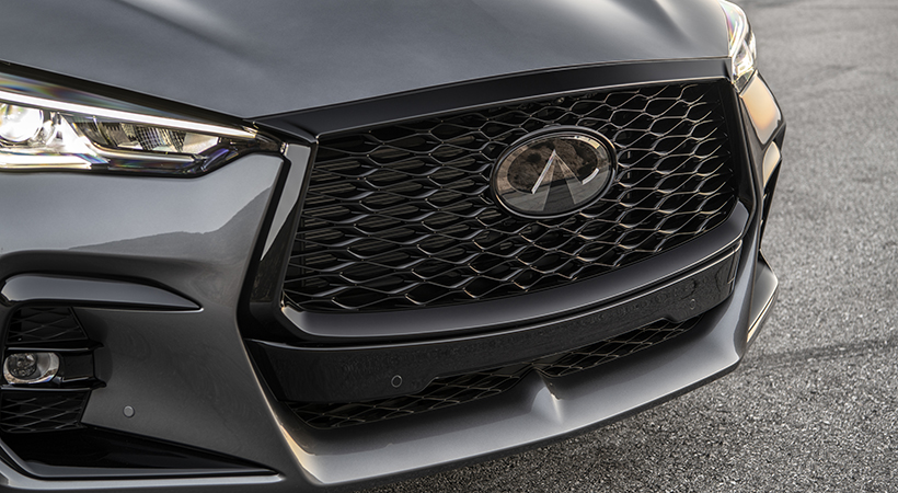 Otros detalles incluidos como estándar en el Infiniti QX50 2023 es la nueva parrilla más amplia con el logo de la firma al centro. Infiniti