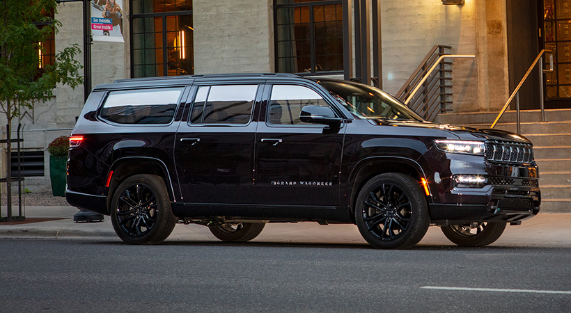 Estéticamente el refinamiento de este enorme SUV es visible a través de su pintura gris Baltic Gray Clear Coat. Foto: Jeep