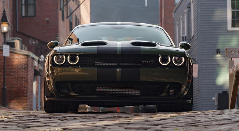 Sobre el cofre destacan las tomas de aire que alimentan el motor V8. Foto: Dodge