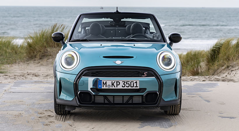 El Mini Cooper Convertible Seaside celebra treinta años de existencia del pequeño compacto en versión descapotable. Foto: MINI