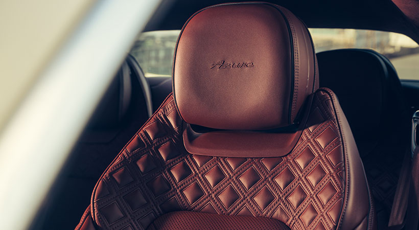 La tapicería, acabada en cuero CricketBall, se esparce por toda la cabina. Foto: Bentley