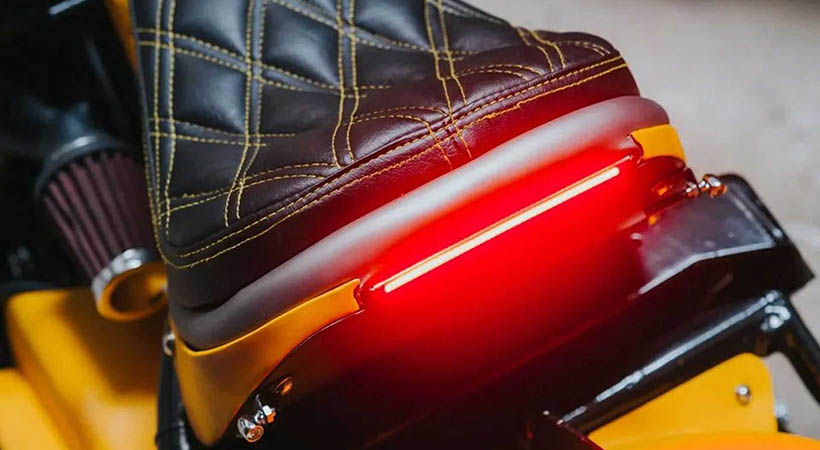 La luz trasera de la moto. Foto: RH Customs