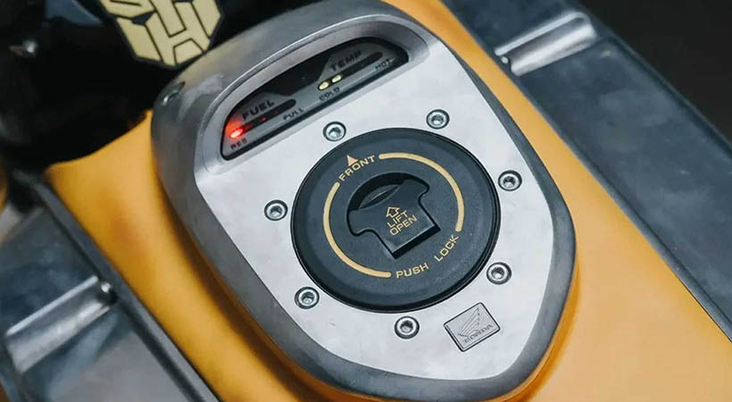 El tanque de la motocicleta también fue personalizado. Foto: RH Customs