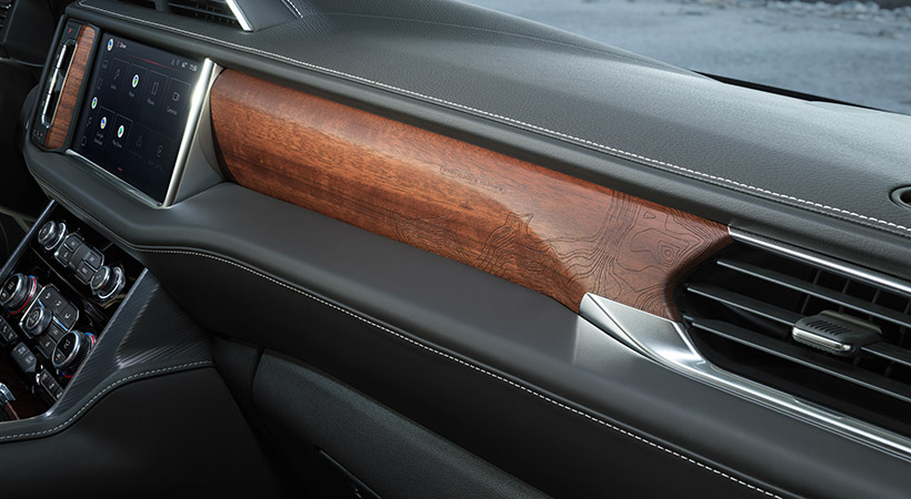 El interior del SUCV incluye molduras de madera Paldao de poro abierto. Foto. GMC