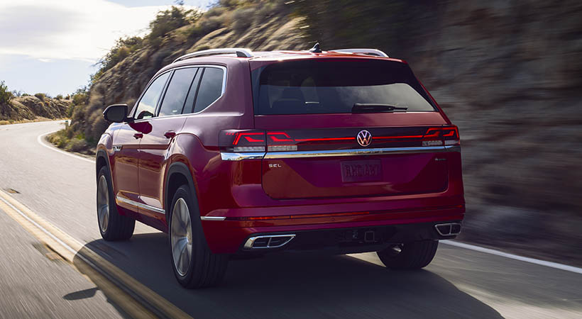 La firma tiene disponibles rines de 21 pulgadas y distintivos R-Line como opcionales para ambos modelos. Foto: Volkswagen