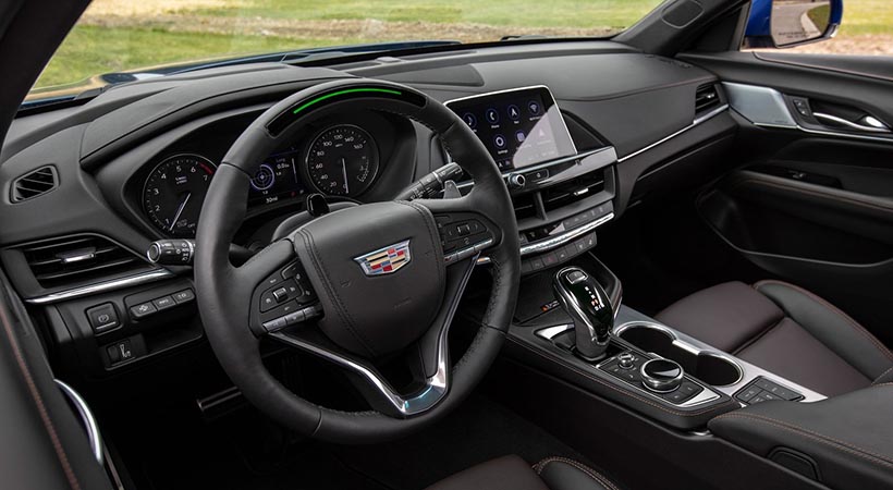 En la cabina los materiales son de buena calidad y si nos enfocamos en amplitud, encontramos más espacio en la primera fila. Foto: Cadillac