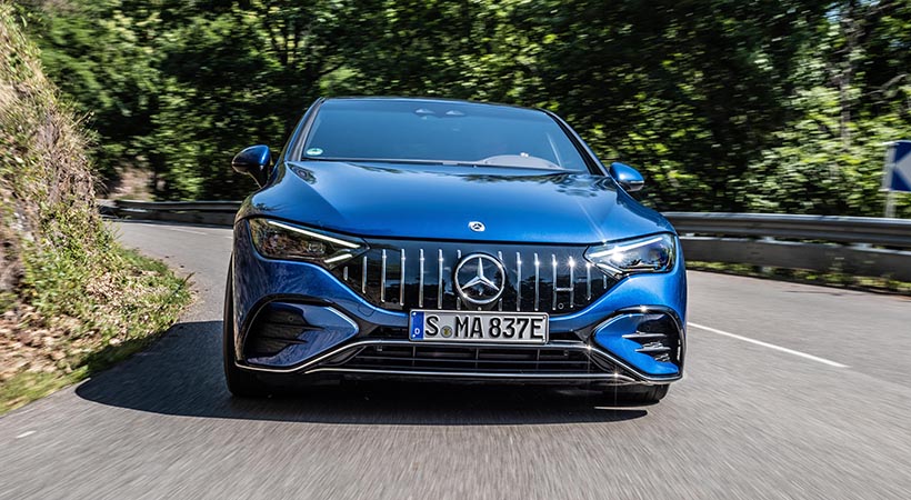 La frenada -regenerativa- y el agarre, son otros dos factores que nos recuerdan que es un sedán con mucho de deportivo. Foto: Mercedes-Benz