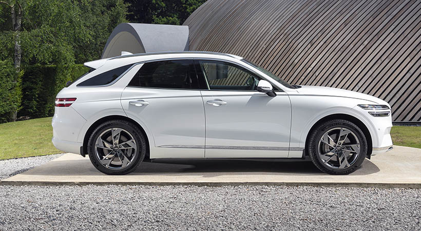 La lista de equipo prosigue con los rines de 20 pulgadas, techo panorámico y faros progresivos de dos líneas. Foto: Genesis