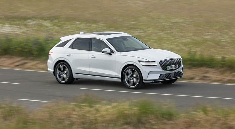 Estéticamente, el Genesis GV70 eléctrico muestra el diseño “La Crest Grille”, donde destaca la parrilla aerodinámica con patrón en forma de G invertida. Foto: Genesis