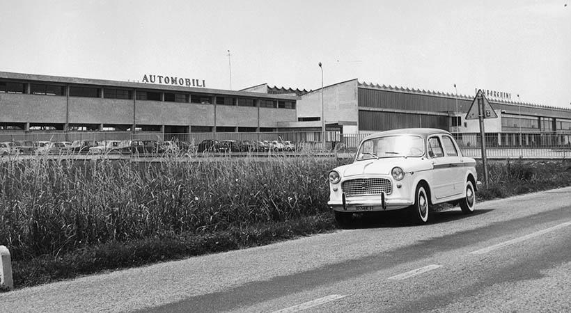 Una foto de la década de los 60 de la fábrica de Lamborghini. Foto: Lamborghini