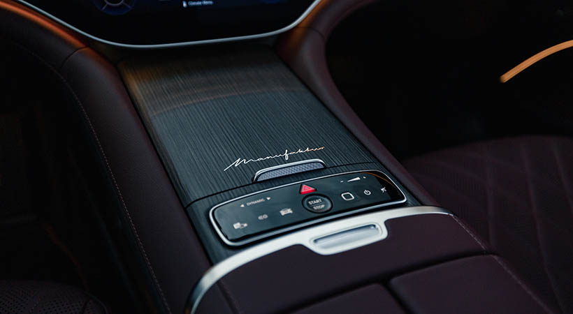 El interiro de la Manufaktur Signature Edition cuenta con acabados especiales en la consola central. Foto: Mercedes-Benz