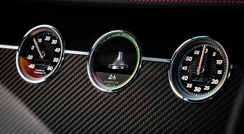 En el tablero encontrarás la mitad de una válvula del Speed 8 ganador de Le Mans. Foto: Bentley