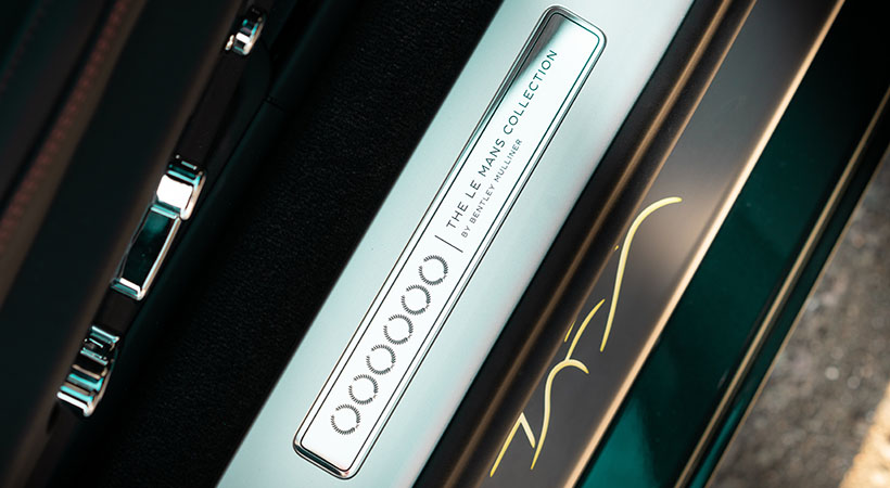 Las placas del umbral denotan la conmemoración a la victoria de hace 20 años. Foto: Bentley