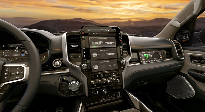 una pantalla táctil de 14.5 pulgadas para el sistema de infotenimiento. Foto: RAM