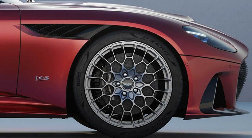 Los rines de 21 pulgadas tienen un diseño específico. Foto: Aston Martin