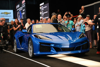 El primer Chevrolet Corvette E-Ray 2024 se vendió en $1 millón