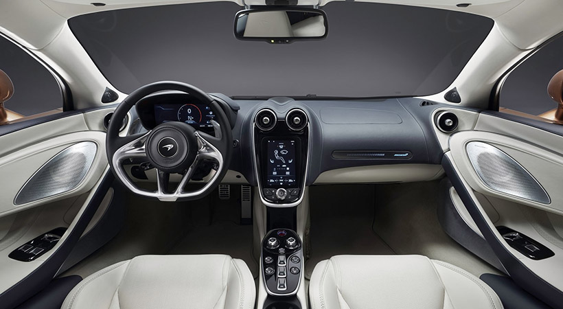 Entre los aspectos más destacados del McLaren GT 2023 tenemos su sistema de infotenimiento con pantalla táctil en formato vertical. Foto: McLaren