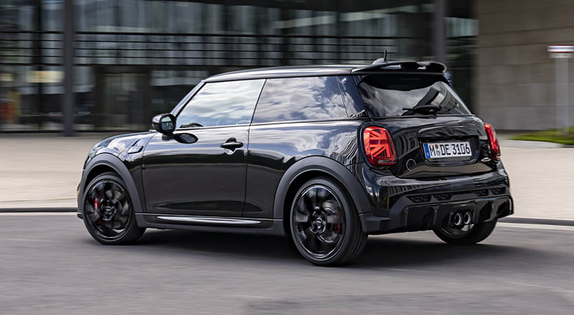 Cuenta con rines de aleación de 18 pulgadas Circuit Spoke en color Jet Black. Foto MINI