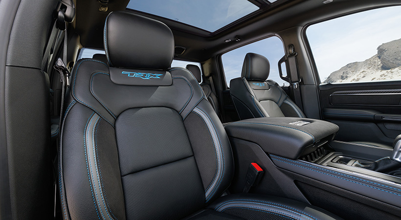 En el interior encontramos el logo bordado en el respaldo de los asientos. Foto: RAM