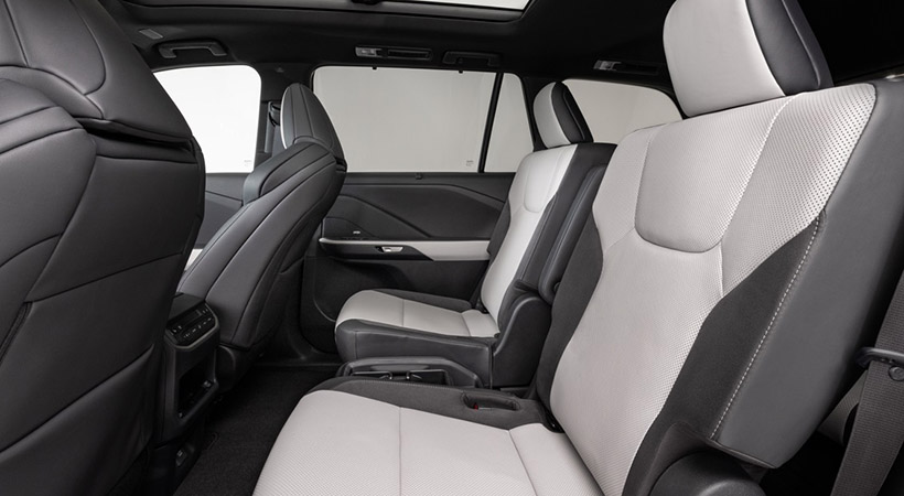 El interior cuenta con tres filas de asientois. Foto. Lexus