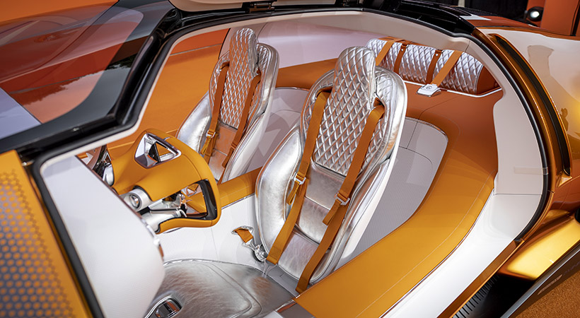 Al abrir las puertas tipo alas de gaviota nos encontramos con una decoración en blanco con detalles en naranja. Foto: Mercedes-Benz