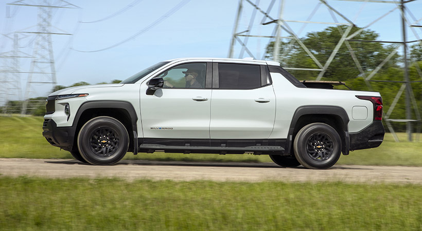 A diferencia de la versión RST First Edition que presume rines de 24 pulgadas, la Chevrolet Silverado EV WT 2024 rueda sobre rines de 18 pulgadas. Foto: Chevrolet