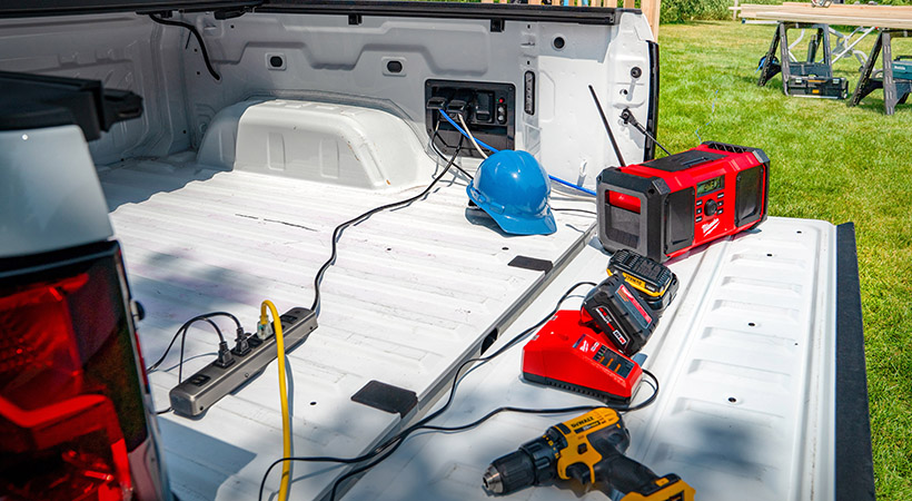 Esta cantidad de energía también es suficiente para alimentar las siete tomas de corriente que encontramos a todo lo largo y ancho de la Chevrolet Silverado EV WT. Foto: Chevrolet