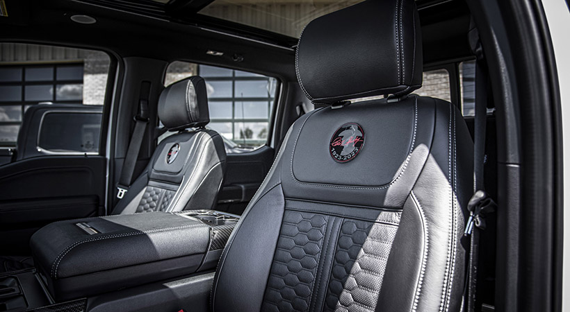 Los detalles interiores incluyen el logotipo de Shelby bordado en los asientos. Foto: Shelby