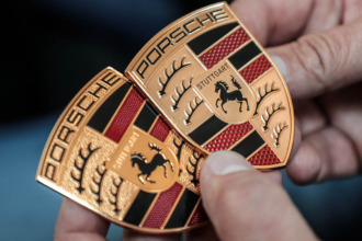 Porsche celebra su 75 aniversario estrenando emblema