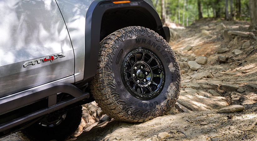 GMC adicionó una mayor altura con respecto al piso, gracias a un elevador de 114 mm que permite que la altura total se ubique en los 310 mm. Foto: GMC