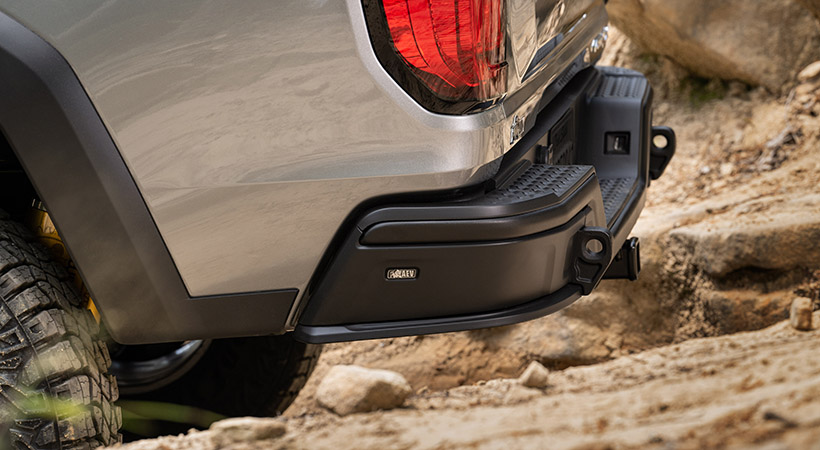 También se han instalado placas protectoras de acero, nuevas defensas y un cabrestante, todo ello tomado del catálogo de American Expedition Vehicles. Foto: GMC