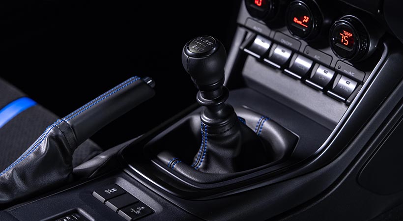 La palanca de velocidades está forrada con cuero de color negro. Foto: Subaru