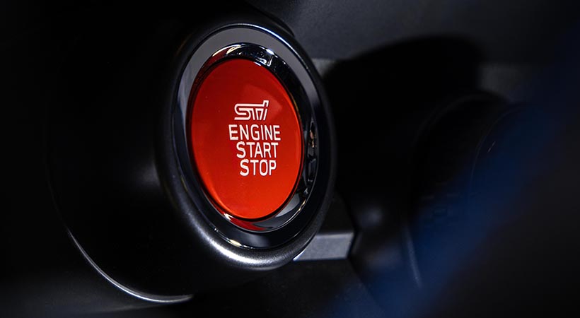 La lista de accesorios incluye botón de arranque rojo con las letras STI. Foto: Subaru