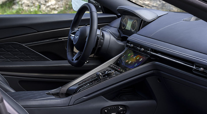 A nivel interior, el Aston Martin DB12 incorpora materiales de primerísima calidad, incluyendo un sistema de audio Bowers & Wilkins que ofrece una calidad envolvente sin igual. Foto: Aston Martin
