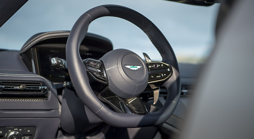 El material incluye detalles premium. Foto: Aston Martin