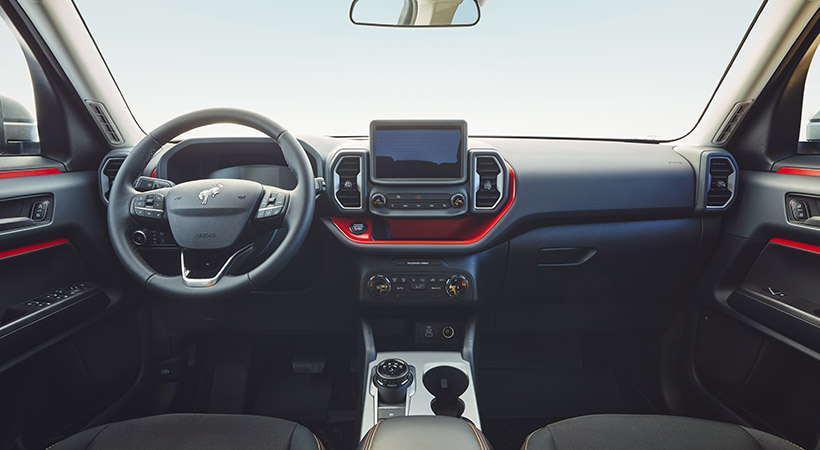 El tablero cuenta con un discreto acabdo en color rojo. Foto: Ford