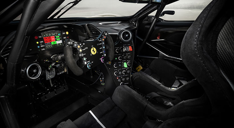 Al abrir las puertas de este bólido de pista nos encontramos con la consabida jaula de seguridad y el mismo tablero de fibra de carbono del 488 GT3 Evo, con toda la telemática necesaria para correr en la pista. Foto: Ferrari