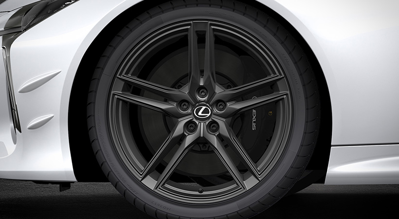 Los rines también cuentan con acabado negro mate. Foto: Lexus