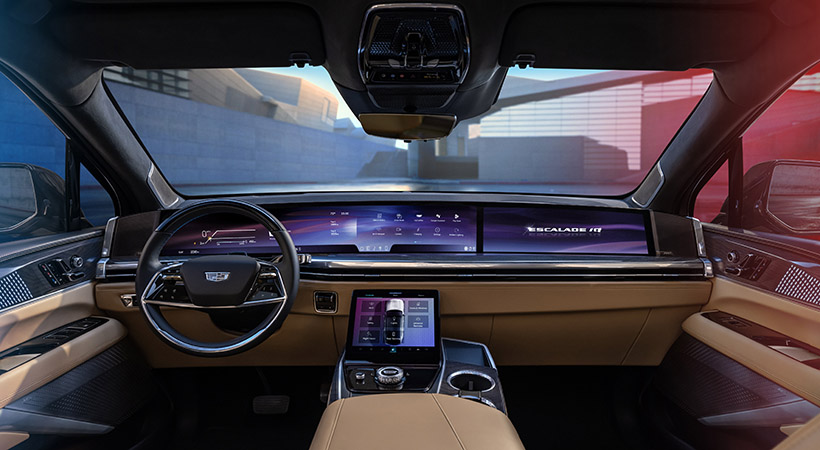 Lo que más llama la atención es la monumental pantalla LED curva de 55 pulgadas que prácticamente abarca todo el ancho del tablero. Foto: Cadillac