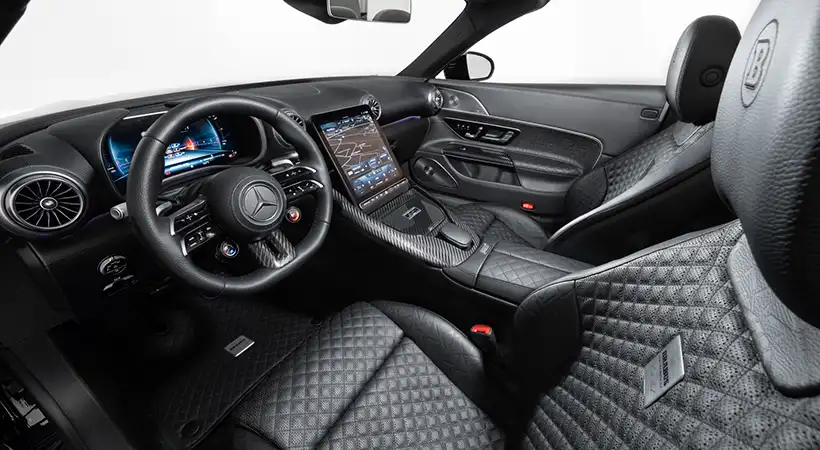 En el interior de este auto tuning tenemos un tratamiento negro sobre negro, con puntadas contrastantes en tono oscuro y patrón de acolchado 